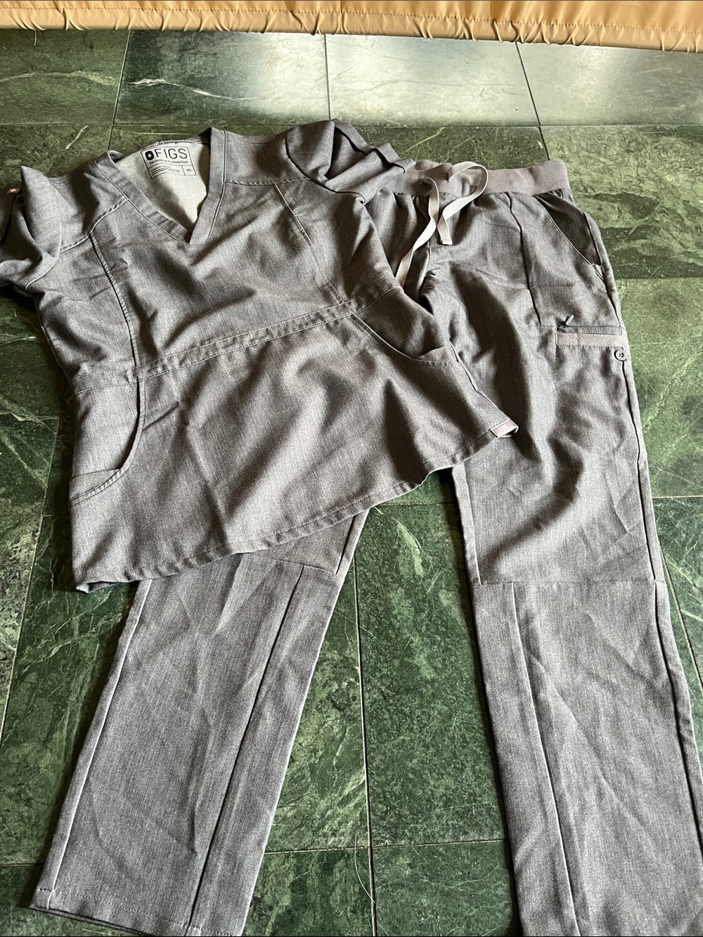 Figs Women’s Scrub Set in Heather Gray